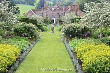 Tuinen Engeland 
Graspad met spiegelborders 
Rosa, Alchemilla, Allium
Bramdean House
overig
Copyright Modeste Herwig