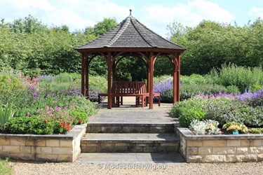 Tuinen Engeland 
Prieel 
Breezy Knees Garden
Garden features
Copyright Modeste Herwig
